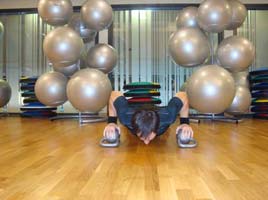 Push up (con mani su palla di due kettlebell)