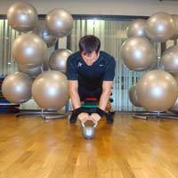Push up (con mani sulla maniglia di 1 kettlebell)