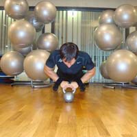 Push up (con mani sulla maniglia di 1 kettlebell)