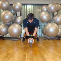 Push up (con mani sulla palla di un kettlebell)