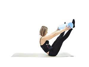 pilates foam roller Open Leg Rocker, posizione 1